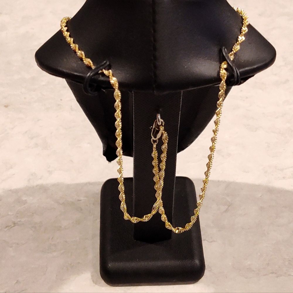 CHANEL CC 18K GOLD PLATED BLACK & WHITE CC LOGO PENDANT ON GOLD PLATED NECKLACE - Picture 12 of 13